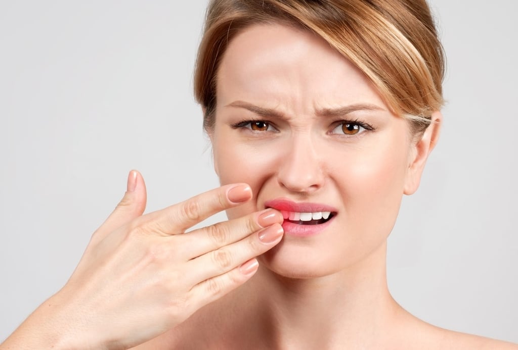 femme avec souffrance dentaire sur le devant de la bouche