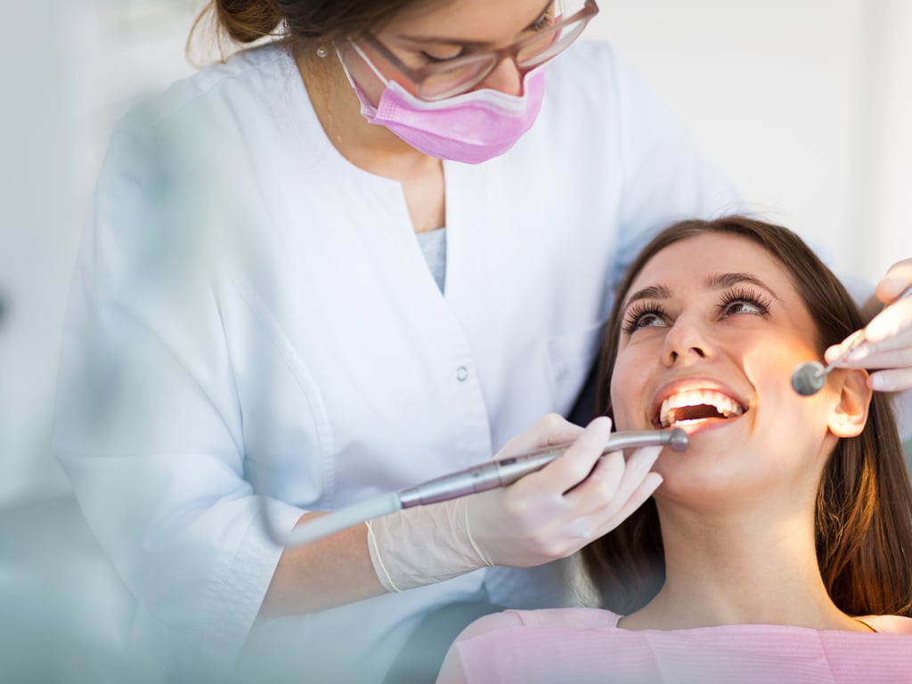 dentiste et patiente pendant consultation
